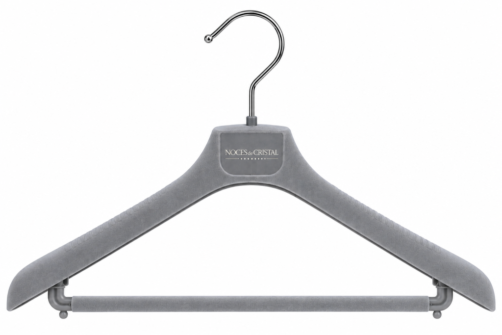 Cintre LUXURY 20 avec barre en velours gris clair et impression argentée pour Noces de Cristal à Nancy.